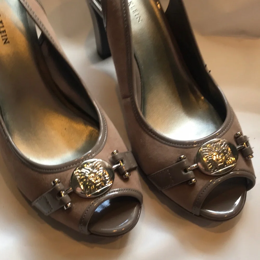 Anne Klein iFlex Taupe Peep-Toe platform Slingback Heels w:/AK sig Lion 8.5 NIB